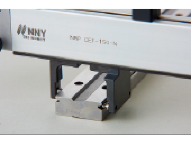 測(cè)量直線兩端 V 形槽的跨度。