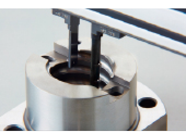 在三點(diǎn)測(cè)量滾珠絲杠螺母的有效直徑。