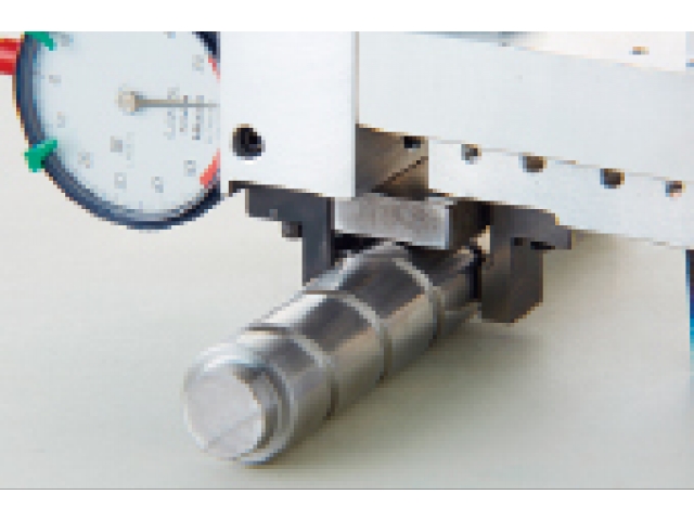 用3針測量滾珠絲杠軸的有效直徑。